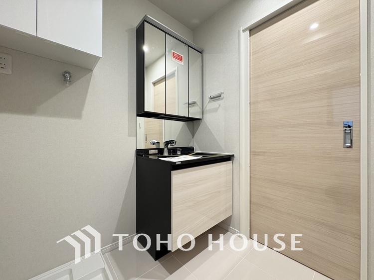 洗面 新規設置の洗面化粧台。収納豊富で使い勝手の良い3面鏡です