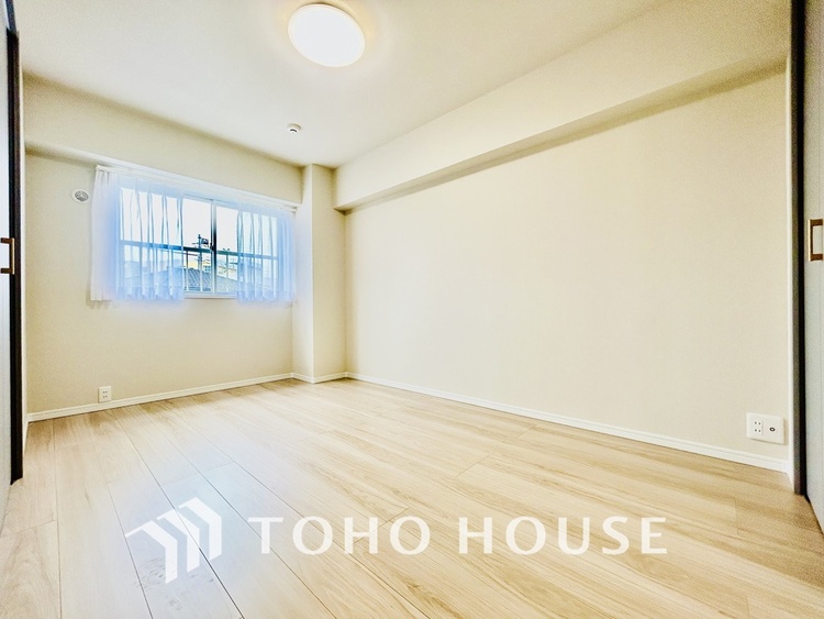 内装 採光もある洋室は、くつろぎのひと時を過ごすのにぴったり