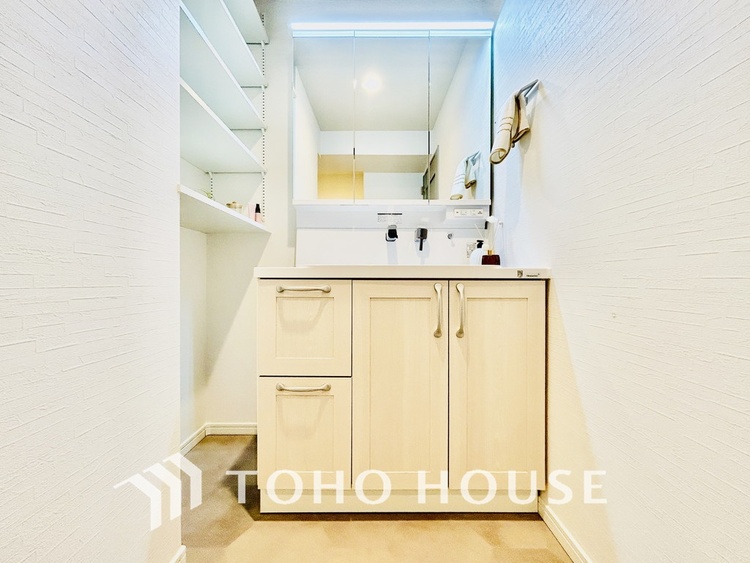 洗面 新規設置の洗面化粧台。収納豊富で使い勝手の良い3面鏡です