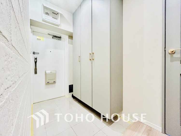 玄関 飾り過ぎないシンプルな内装の玄関