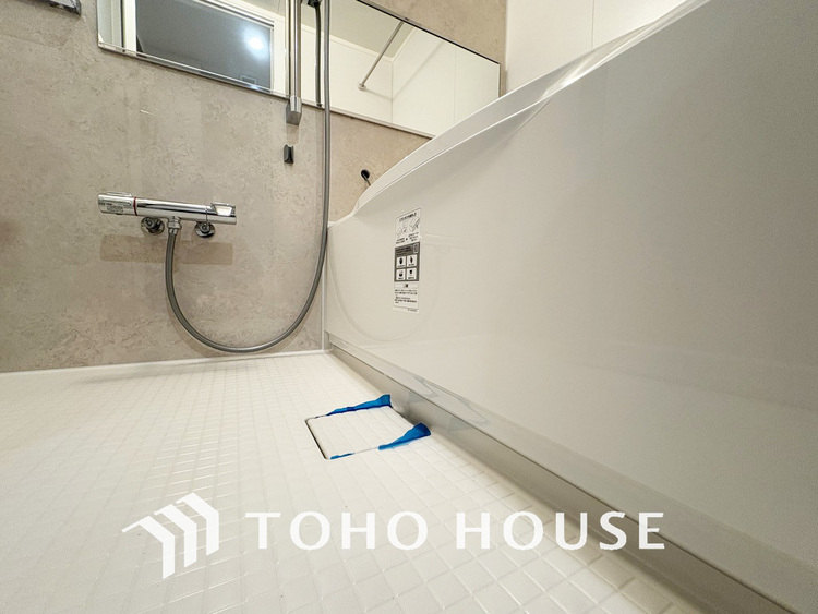 風呂 一日の疲れを癒すバスルームは、心地よいリラックスを叶える清潔感溢れる空間