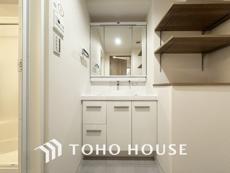 洗面 新規設置の洗面化粧台。収納豊富で使い勝手の良い3面鏡です