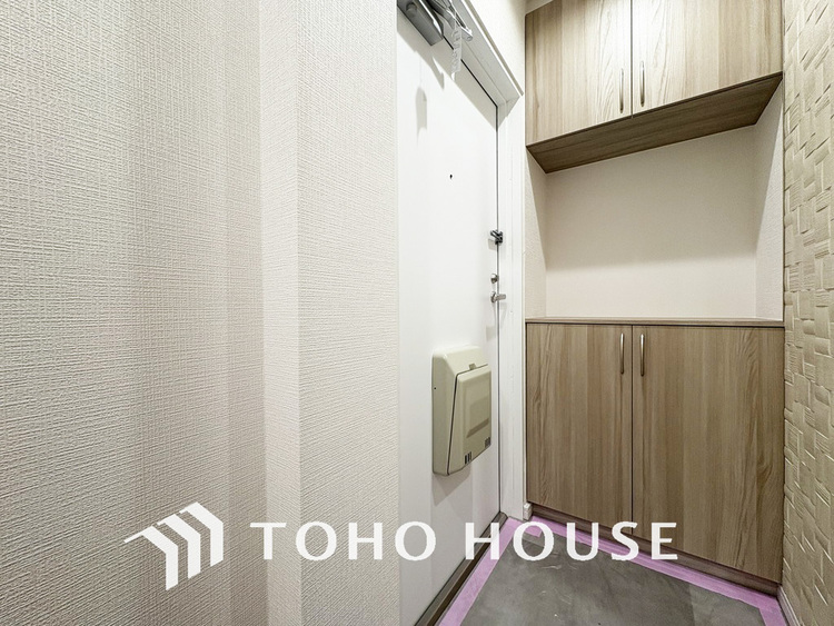 玄関 飾り過ぎないシンプルな内装の玄関