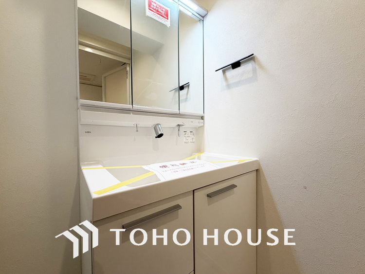 洗面 新規設置の洗面化粧台。収納豊富で使い勝手の良い3面鏡です