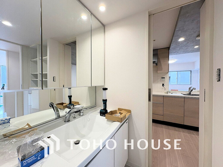 洗面 白を基調とした清潔感のある洗面室で朝の身支度を