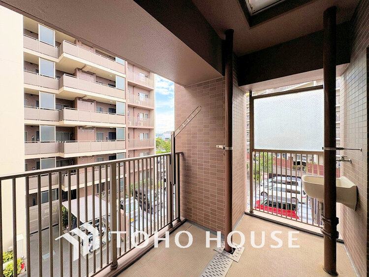 バルコニー 日当たりの良いバルコニーで晴れの日の洗濯物も楽しみになりますね