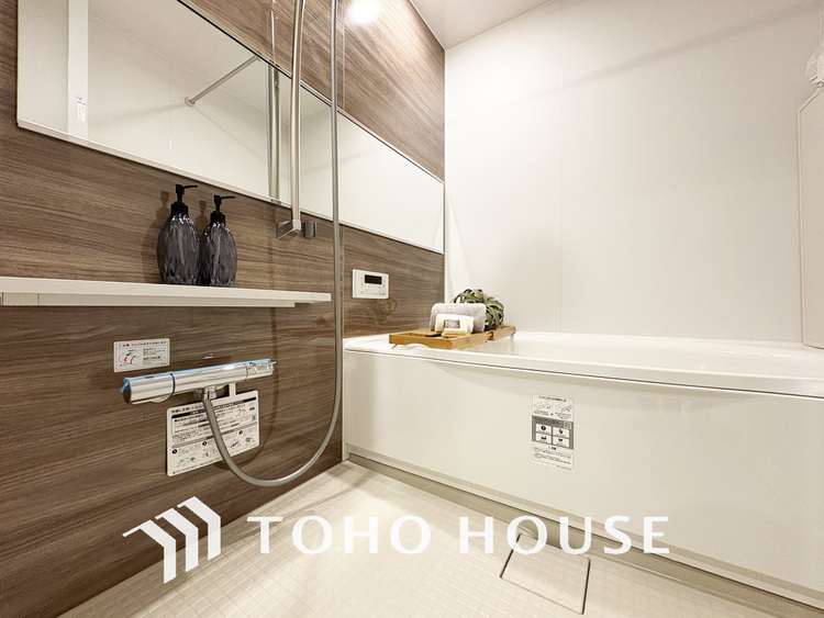 風呂 一日の疲れを癒すバスルームは、心地よいリラックスを叶える清潔感溢れる空間