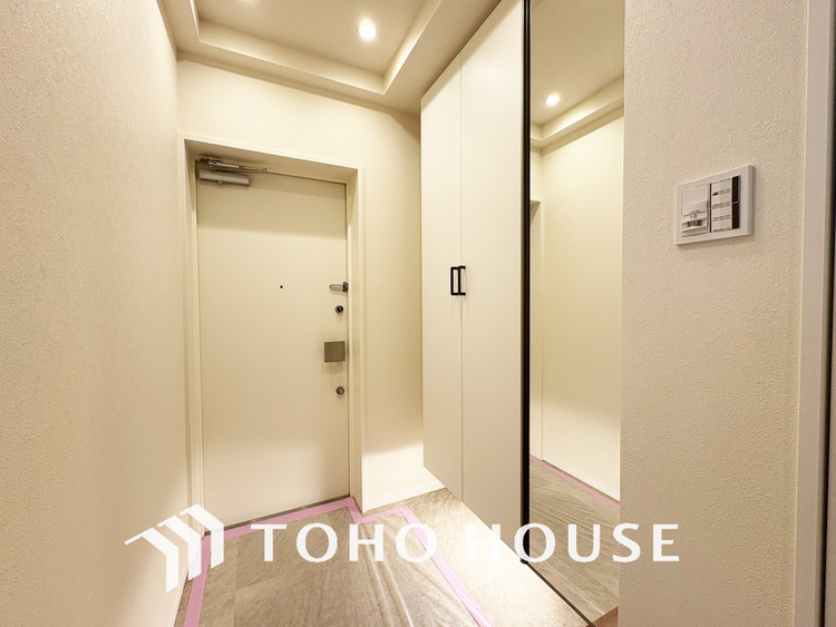 玄関 飾り過ぎないシンプルな内装の玄関