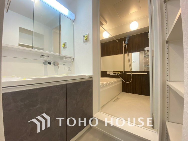 洗面 白を基調とした清潔感のある洗面室で朝の身支度を