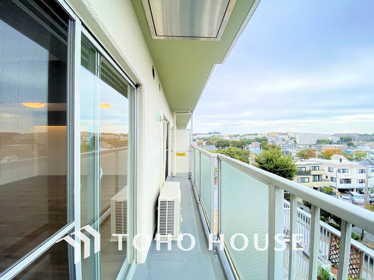 バルコニー 日当たりの良いバルコニーで晴れの日の洗濯物も楽しみになりますね