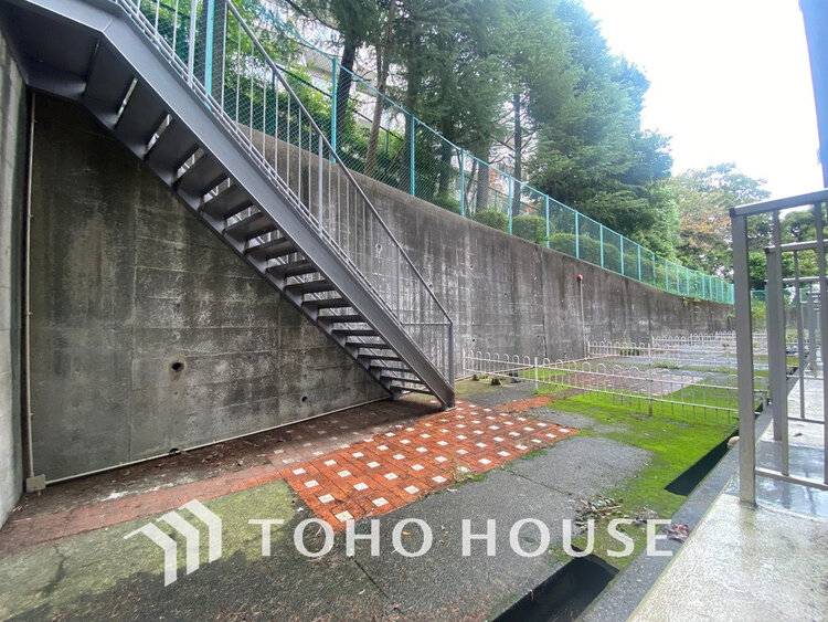 その他 広いお庭はガーデニングなど、ご家族の楽しめる場所の一つに