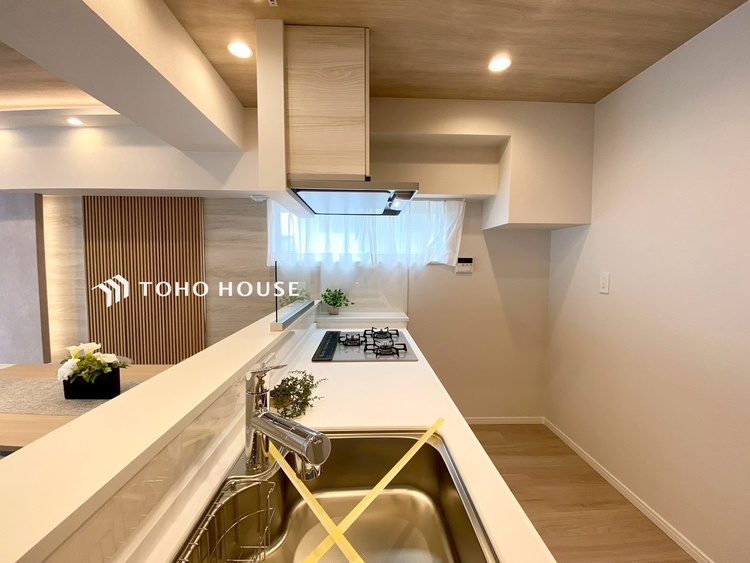 キッチン 【KITCHEN】◆ワクワク◆開放的で機能性も高いシステムキッチン。お子様は毎日のご飯にワクワク！