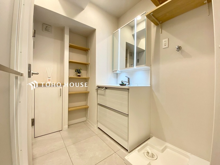 洗面 【WASHROOM】◆快適◆煌びやかな暮らしの中にも忘れたくない快適さ。大きな収納が助けてくれます。