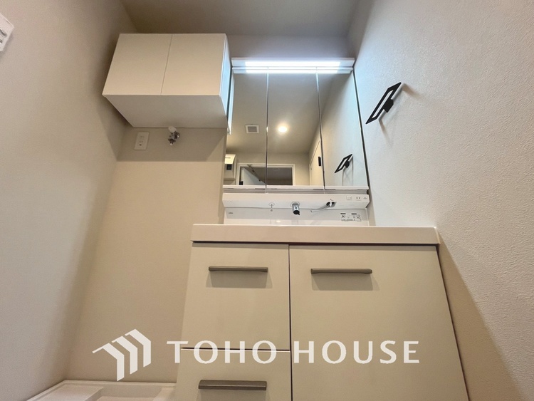 洗面 【WASHROOM】◆快適◆煌びやかな暮らしの中にも忘れたくない快適さ。大きな収納が助けてくれます。