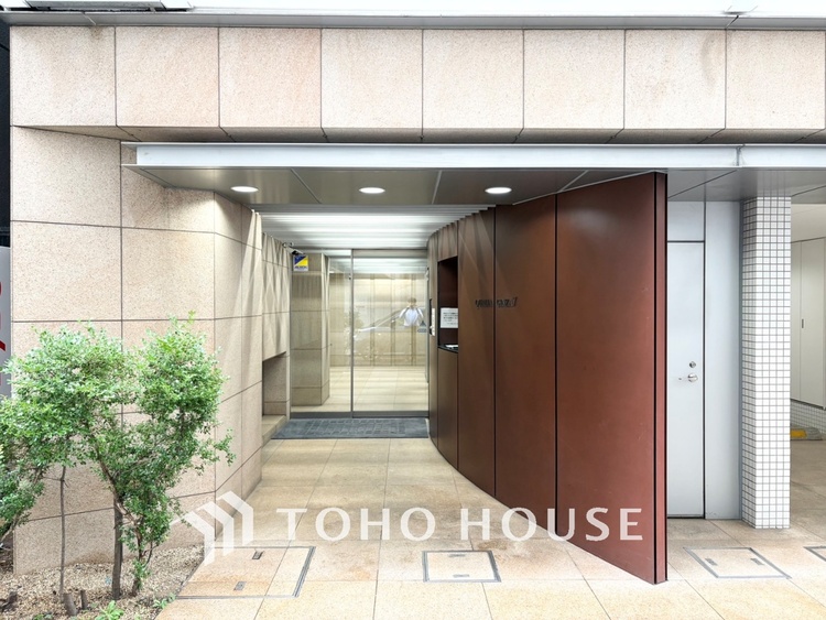 エントランス 【ENTRANCE】◆家族◆家で家族と過ごす時間は限られている。帰りを待つ家族の元へと急ぐときの弾む思い。そんな思いを引き立てる邸宅。