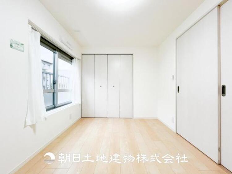 内装 【居室】ご自宅で快適に過ごす条件は、一人ひとり違います。個性が強すぎないシンプルな内装とシンプルなデザインで統一しております。居住していく中であなただけの【幸せマイホーム】を創り上げて下さい。