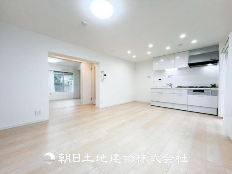 居間 【リビング】開放的で明るい空間が広がるLDK。リビングには暖かな太陽が降り注ぎ、爽やかな住空間です。お友達を呼んでお茶をしたり、一緒に料理を楽しみながら楽しい時間を。