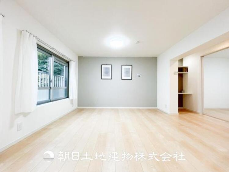 居間 【ダイニング】温かい色合いのフローリングと清々しい爽やかなクロスが明るい空間を創り出しているダイニングキッチン。ゆっくりと過ごす空間に相応しく、ここで楽しむ時間が家族や友人との絆をより深めてくれそうです。