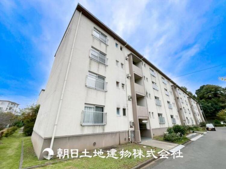 外観 【外観写真】表現された空間はたくさんの光を浴び、風を感じ、暮らしの時間を豊かにしてくれます。デザインされた空間と競い合うかのような充実した建物と共に大切な家族の思い出を刻んでいきます。