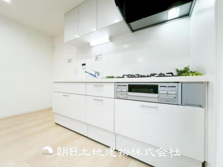 キッチン 【キッチン】仲良しなご夫婦、お子様、みんなでお料理ができる程の贅沢なスペースを実現したキッチンとなっております。みんなで作った料理を召し上がりながらの会話は盛り上がること間違いなしです。