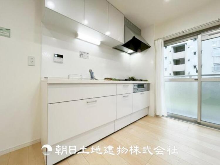 キッチン 【キッチン】住宅の主役でもあり、日常生活を過ごす上で重要な水回りでもあるからこそ機能性・デザイン性に拘りました。お掃除のしやすいシステムキッチンを設置しました。