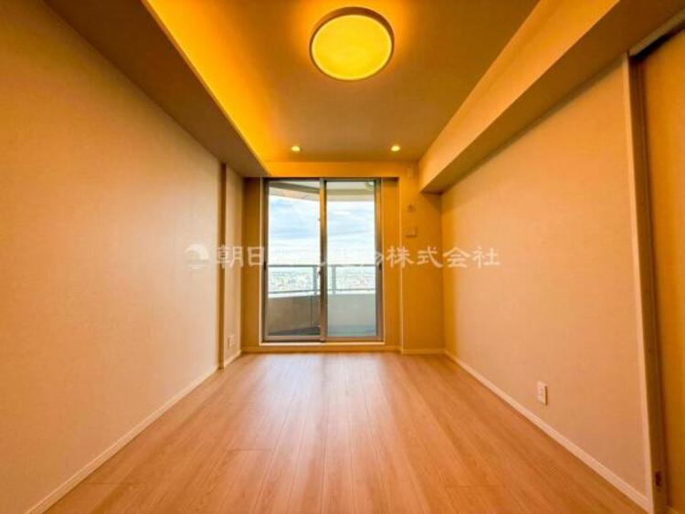 内装 穏やかな寛ぎあじわえるお部屋では有意義な時間がつくれます！大きな窓からと陽光が注がれる明るい空間！光もアクセントの一つとして。一人時間も充実したものにできるプライベートルームは日々を豊かにします！！ 