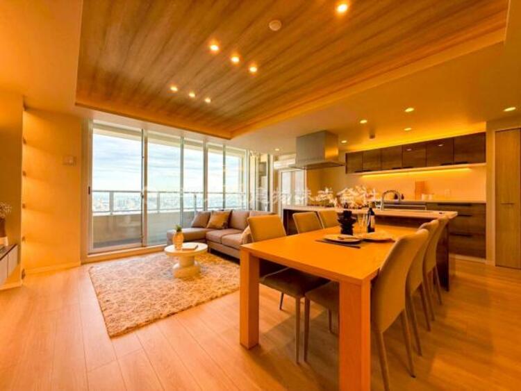 居間 家族の会話や笑顔が行き交うリビングで、子供を走り回らせたい。ダイニングテーブルでゆったり食事を堪能。光と風が溢れる開放的なリビングダイニングには、くつろぎの空間を生み自然と家族みんなが集まってきます 