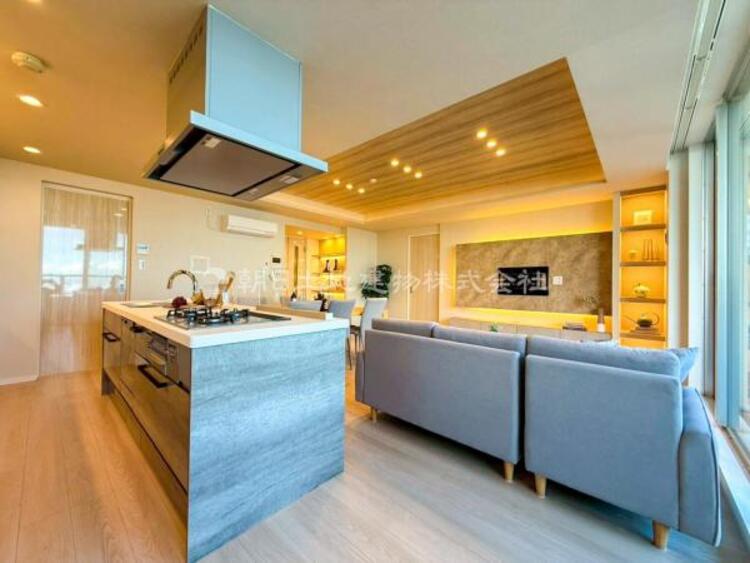 居間 お天気が晴れの日は照明をつけなくても充分明るいリビングです！どこか落ち着きのある広々とした内装です！皆で過ごす空間が、目に浮かんでくる様な優しいリビングダイニングです！くつろいだり楽しい時間を是非！ 