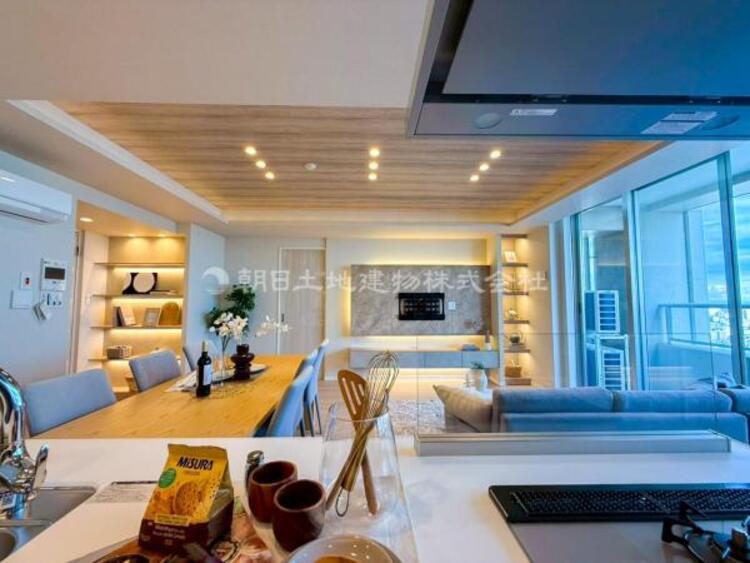 居間 リビングにあふれる採光と心地よい風のつどう調和された空間！！生活を彩る充実した日々が過ごせそうです。家族の滞在期間が長くなることを予測して、設計士が思いと工夫をこらした自慢のリビングダイニング！！！ 