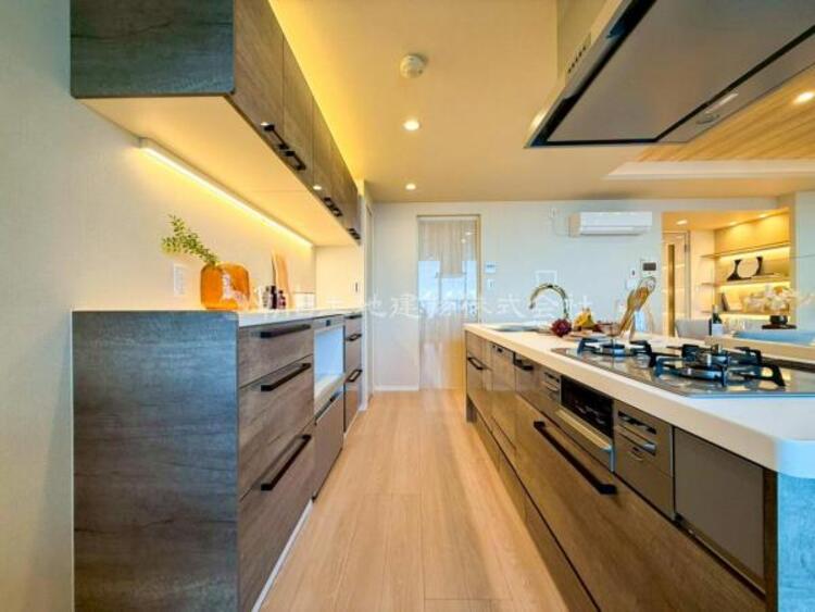 キッチン 【キッチン】広く取られたキッチンスペースはとても便利です。お料理をする人も開放感が心地いいです。 