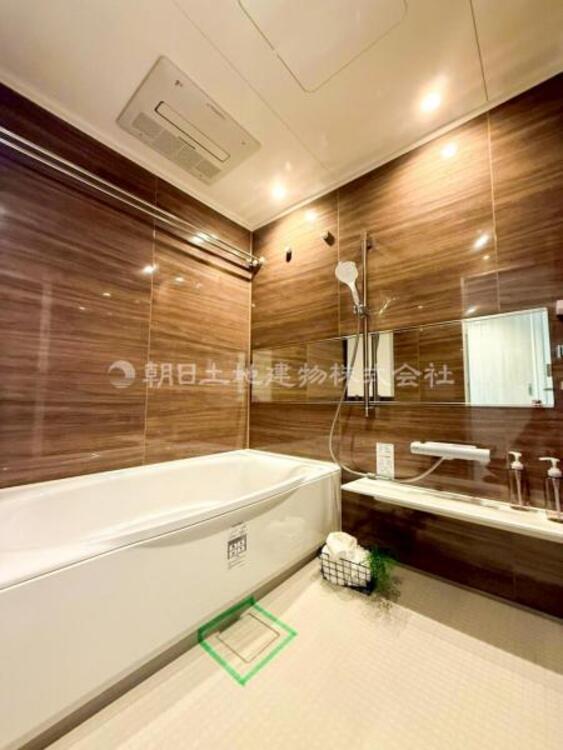 風呂 【浴室】ゆったりと寛げる広々バスで足を伸ばしてリラックス。　最新のユニットバスは設備も充実です。 