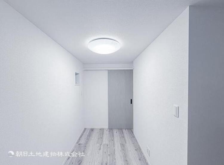 内装 採光を確保した明るい室内は風通しも良く穏やかな時が流れます！様々な生活スタイルにも対応可能な間取り。採光もアクセントの一つとして。この明るい好みの空間で読書をしたり、音楽を聞いたりと一人の時間も充実！