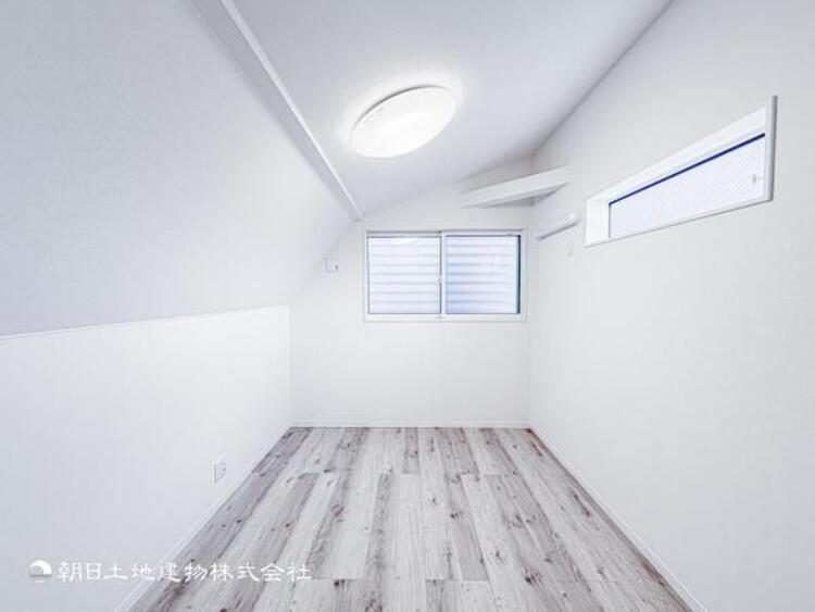 内装 居室はひとり時間を過ごせる安らげるお部屋として活用できます！収納スペースあり！荷物が多くても十分！！ベッドや勉強机、テレビなどを置きたい場合におすすめ！！過ごす時間が長くてもゆったり過ごせそうですね！