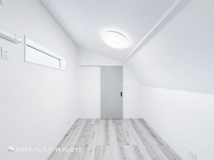 内装 穏やかな寛ぎあじわえるお部屋では有意義な時間がつくれます！！大きな窓からと陽光が注がれる明るい空間！光もアクセントの一つとして。一人時間も充実したものにできるプライベートルームは日々を豊かにします！！