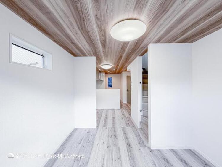 居間 お天気が晴れの日は照明をつけなくても充分明るいリビングです！どこか落ち着きのある広々とした内装です！皆で過ごす空間が、目に浮かんでくる様な優しいリビングダイニングです！くつろいだり楽しい時間を是非！