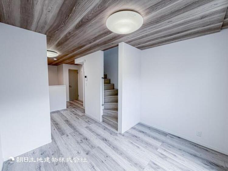 居間 リビングにあふれる採光と心地よい風のつどう調和された空間！！生活を彩る充実した日々が過ごせそうです。家族の滞在期間が長くなることを予測して、設計士が思いと工夫をこらした自慢のリビングダイニング！！！