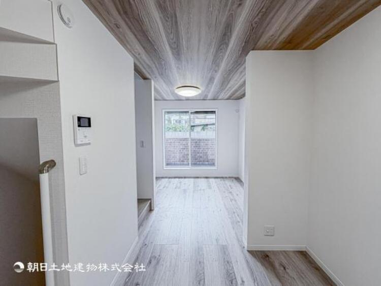 居間 家族の会話や笑顔が行き交うリビングで、子供を走り回らせたい。ダイニングテーブルでゆったり食事を堪能。光と風が溢れる開放的なリビングダイニングには、くつろぎの空間を生み自然と家族みんなが集まってきます