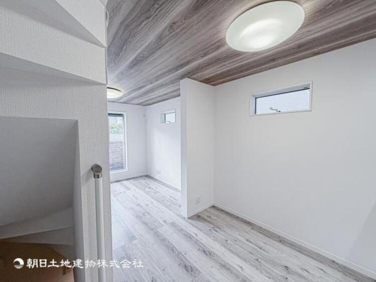 居間 開放感とプライベート感が見事に両立されたリビングダイニング！通常では相反するファクターがともにそろうと極上のくつろぎ空間が生まれます。だれにも譲りたくない至福の空間で過ごす日々は生活をより豊かにします