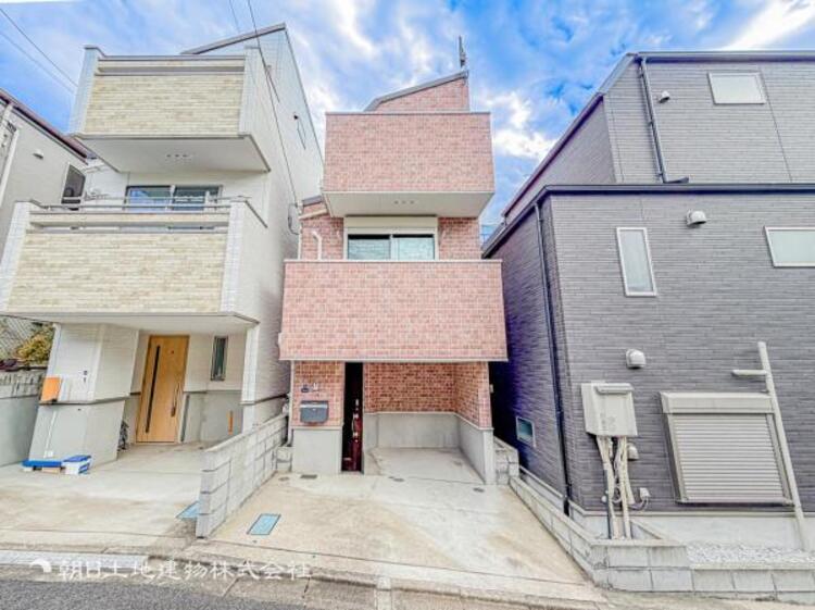 外観 家の良し悪しだけではなく周辺環境も重要なポイントとなります！ご案内時に周辺環境もご案内いたします！流行に左右されず将来にわたって価値が継続する佇まい！良好な住環境が保たれたエリアで新生活を過ごせます