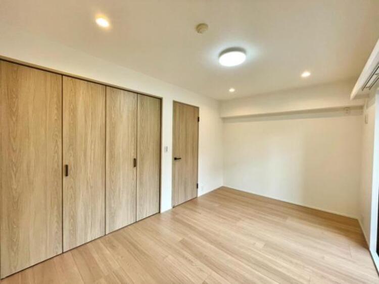 内装 ベッドを置いてもゆとりのある寝室。ご夫婦の衣類が収まる大きなクローゼットがあり、室内をすっきり保てます。