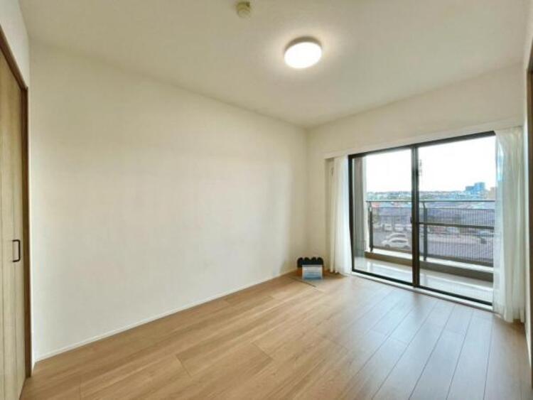 内装 プライベートスペースでのびのびと過ごせる洋室