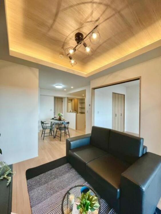 居間 ご家族がつながる憩いのリビングダイニング。こだわりの照明が、くつろぎの空間を生み出します。