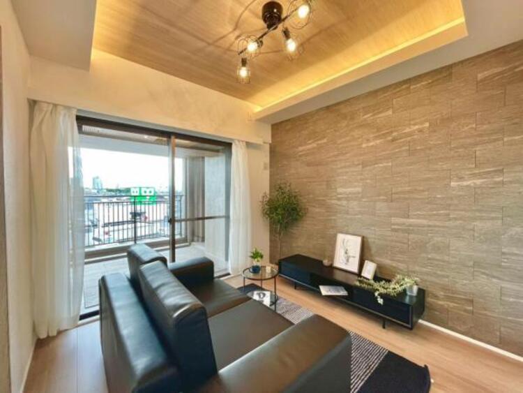 居間 アクセントクロスや照明がインテリアと調和する、落ち着きのある住空間です