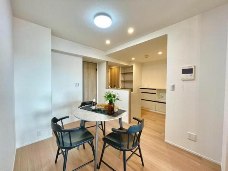 居間 立ち上がりがあり、手元が見えないキッチンですっきりとしたLDKに。