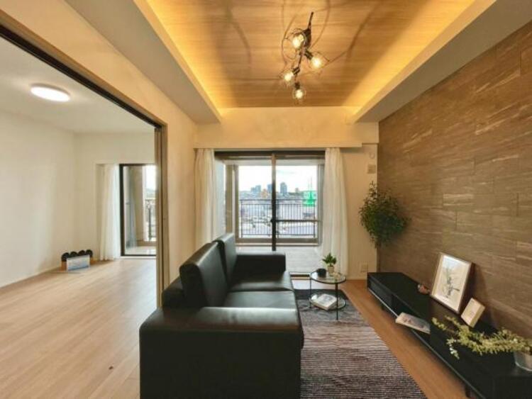 居間 南西から陽光の注がれる明るいリビングが、ご家族団らんのひと時を包み込みます。