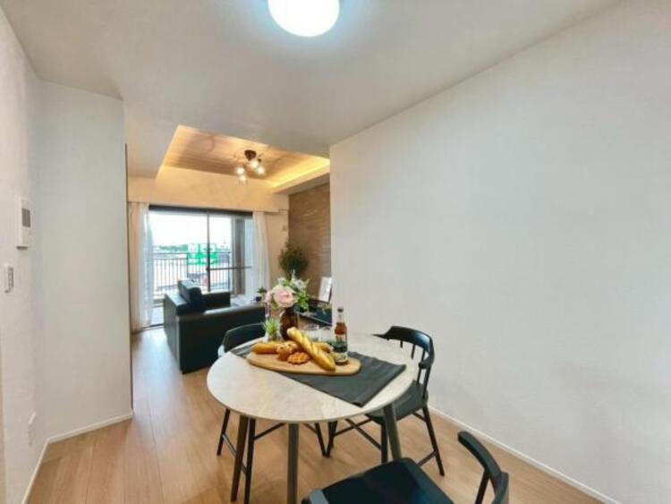 居間 食と憩いのスペースをゆるやかにわけ、生活にめりはりを感じられるLDKです