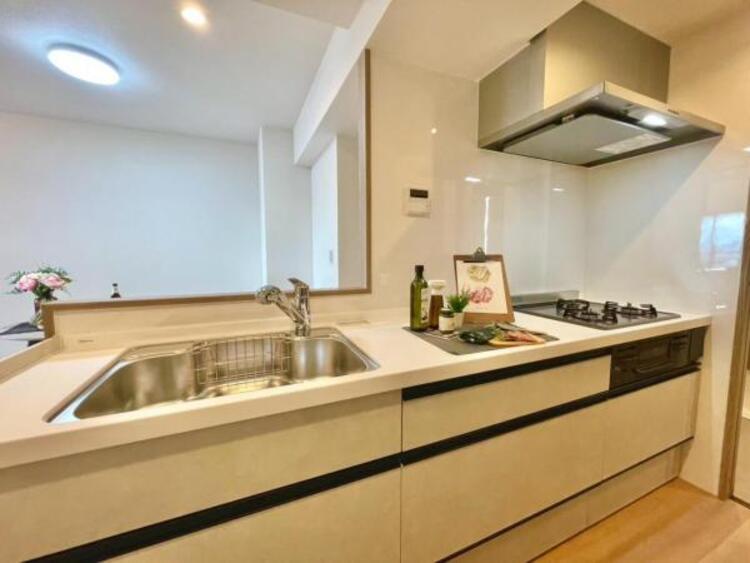 キッチン 開放的な対面式キッチンは、お料理中もご家族の気配を感じられます