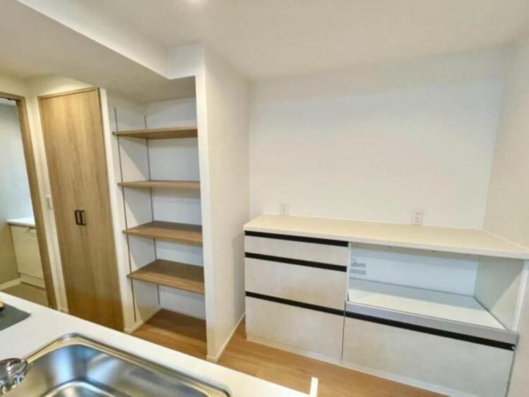 キッチン 統一感のあるカップボードや可動棚収納など、豊富な収納ですっきりとしたキッチンを保てます。