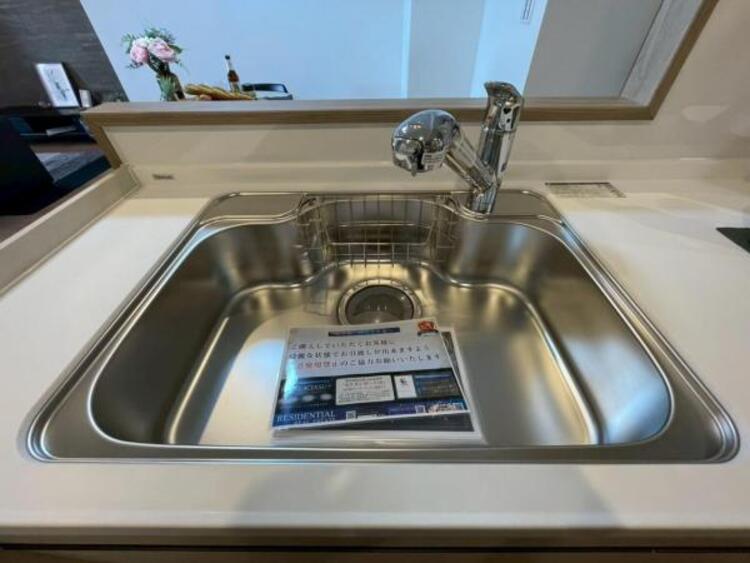 キッチン 鍋や大皿も洗える広々としたシンクです。ステンレスのため耐久性・お手入れしやすさも魅力です