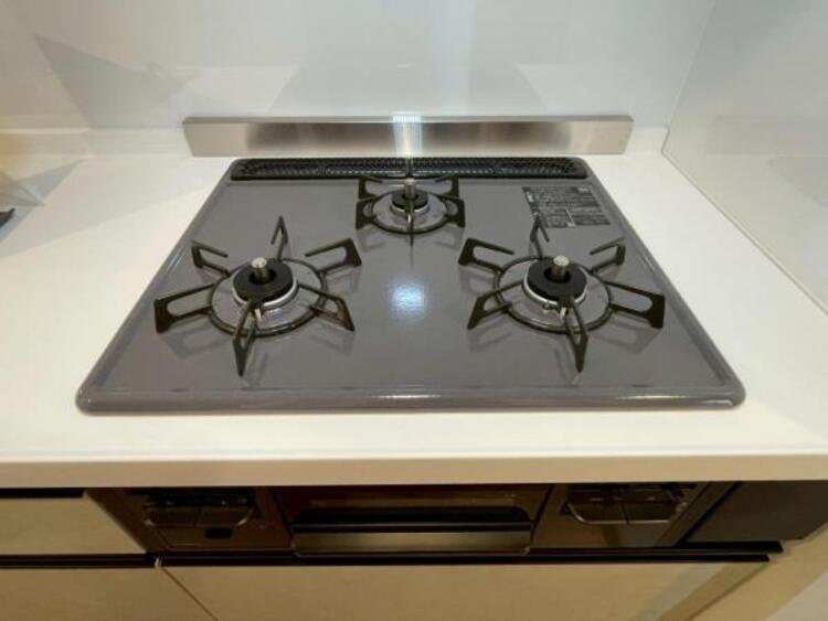キッチン 毎日の料理に嬉しい3口コンロ。グリルもあり色んなレシピを楽しめそうです。